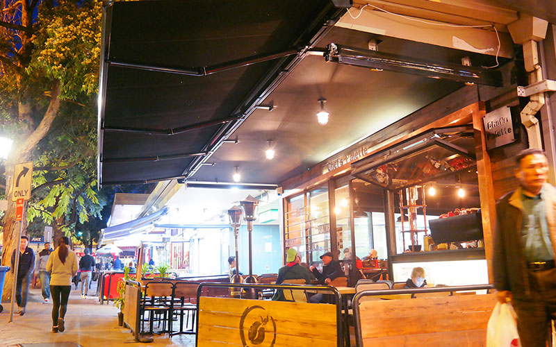A Canberra cafe using a retractable awning from The Blind Shop